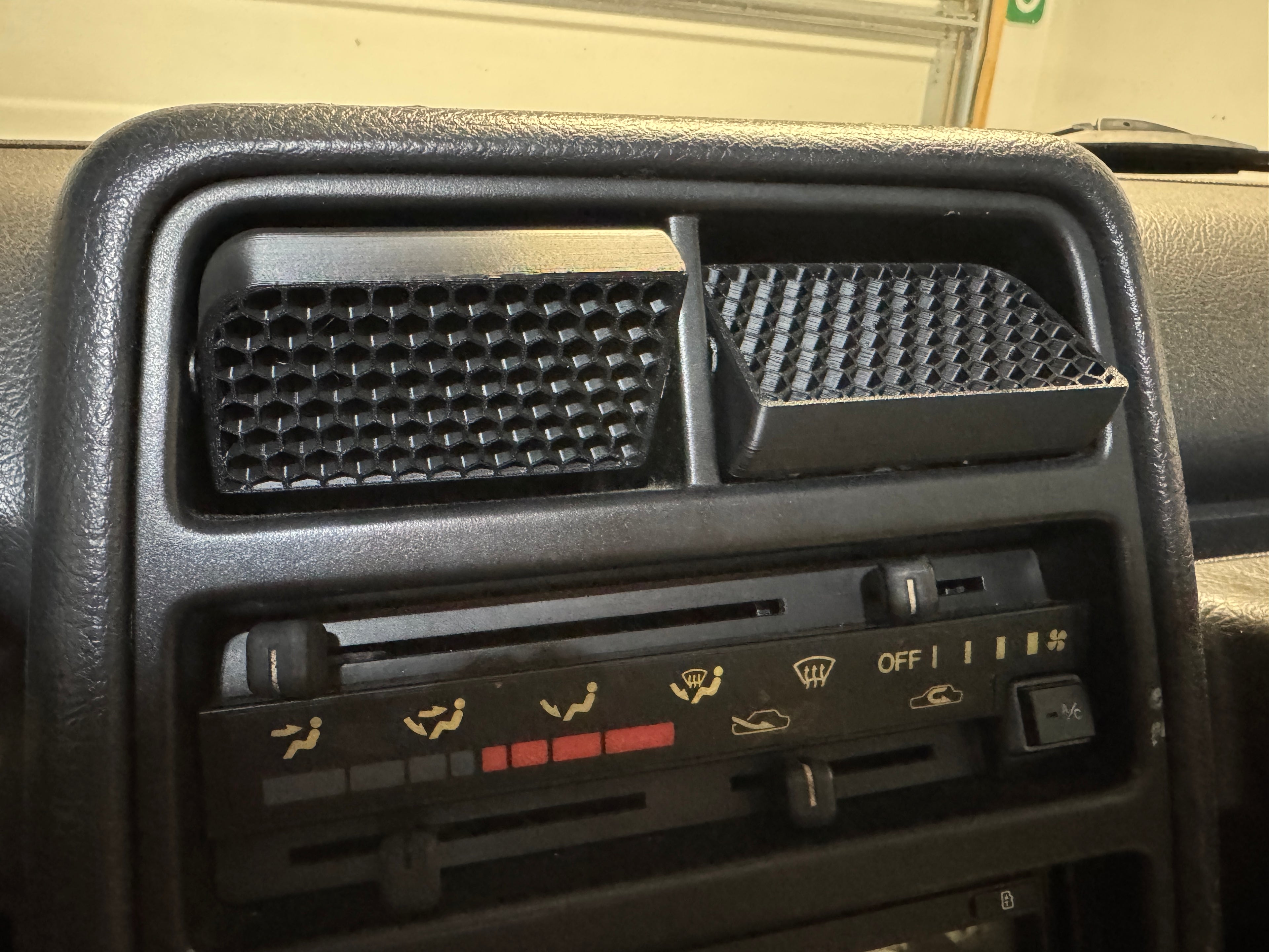 92–95 Geo Tracker / Suzuki Sidekick Center Vent Kit – No Text