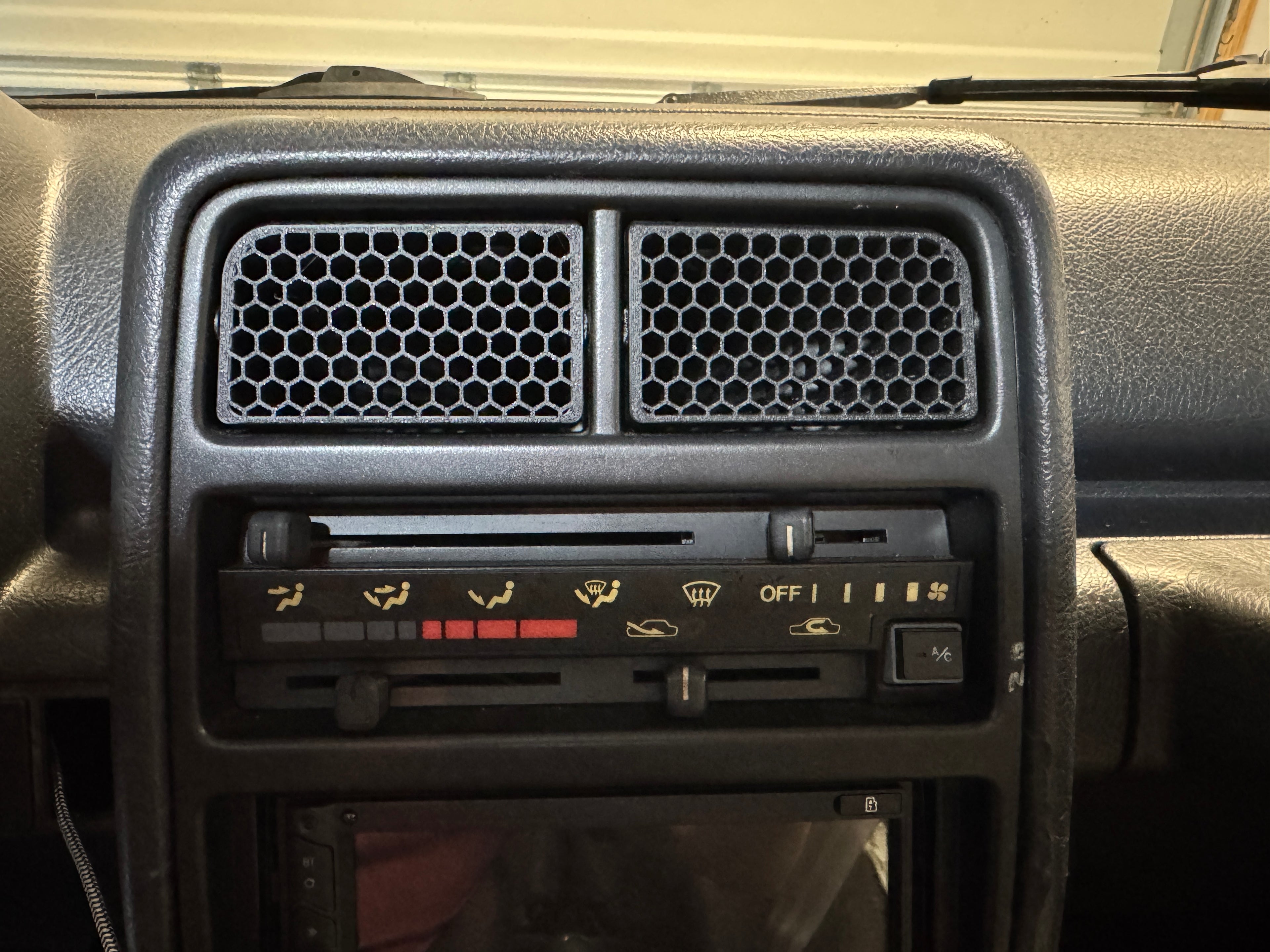 92–95 Geo Tracker / Suzuki Sidekick Center Vent Kit – No Text