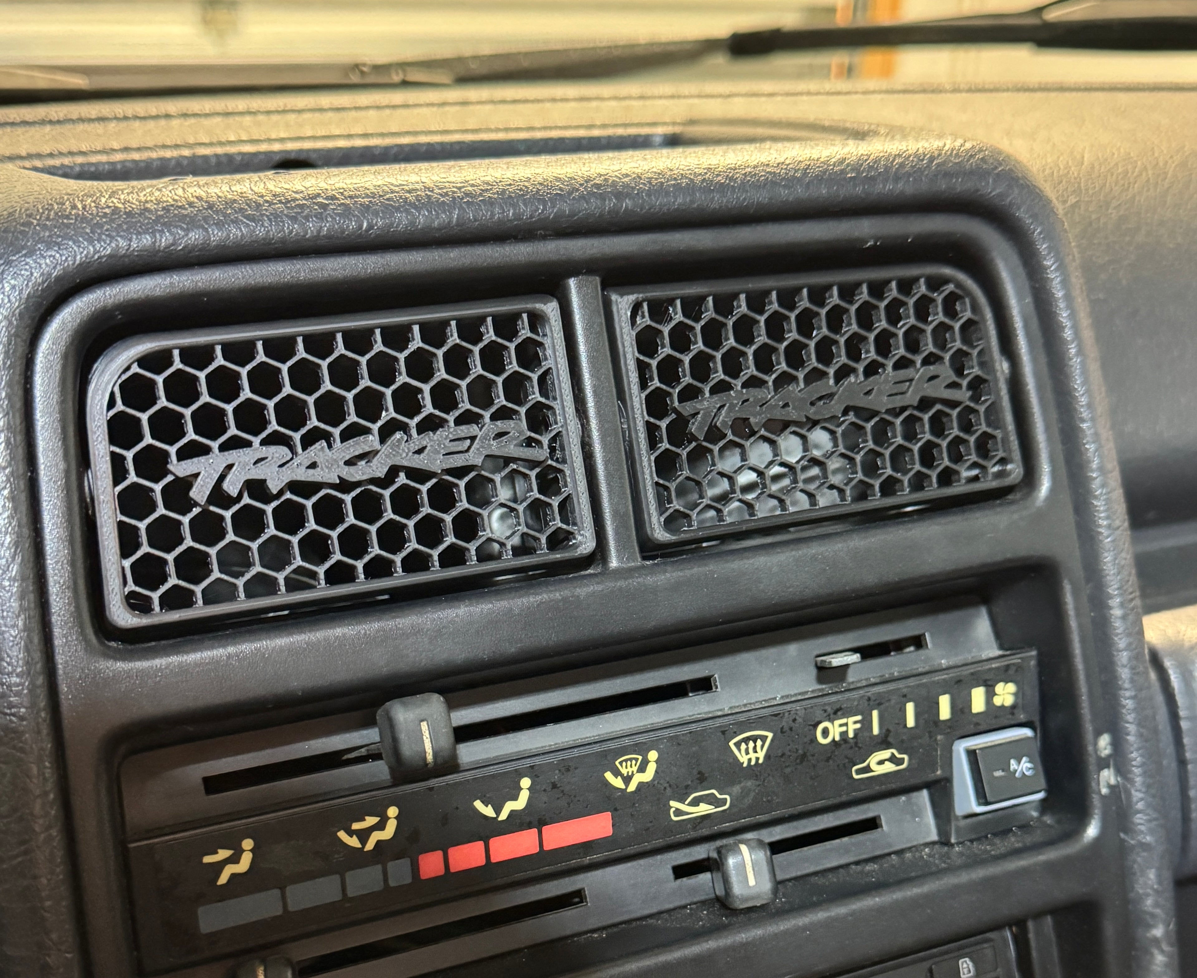 92–95 Geo Tracker Center Vent Kit – “Tracker” Lettering