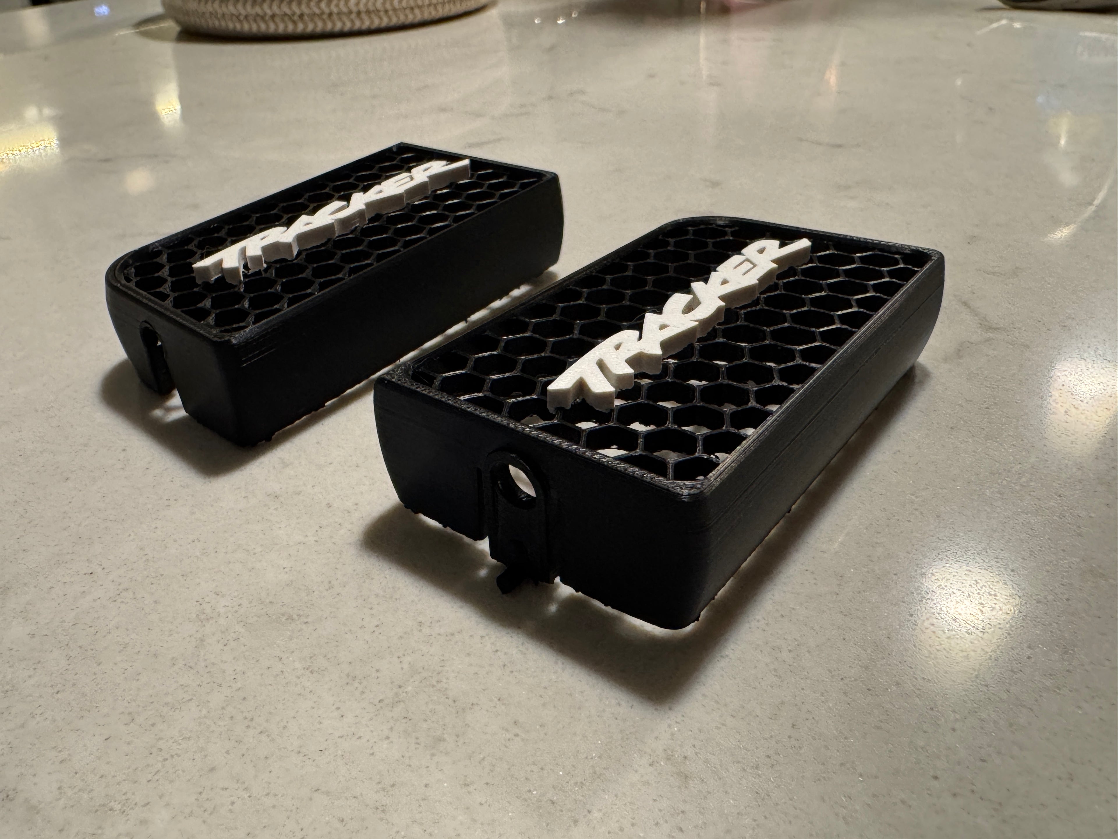 92–95 Geo Tracker Center Vent Kit – “Tracker” Lettering