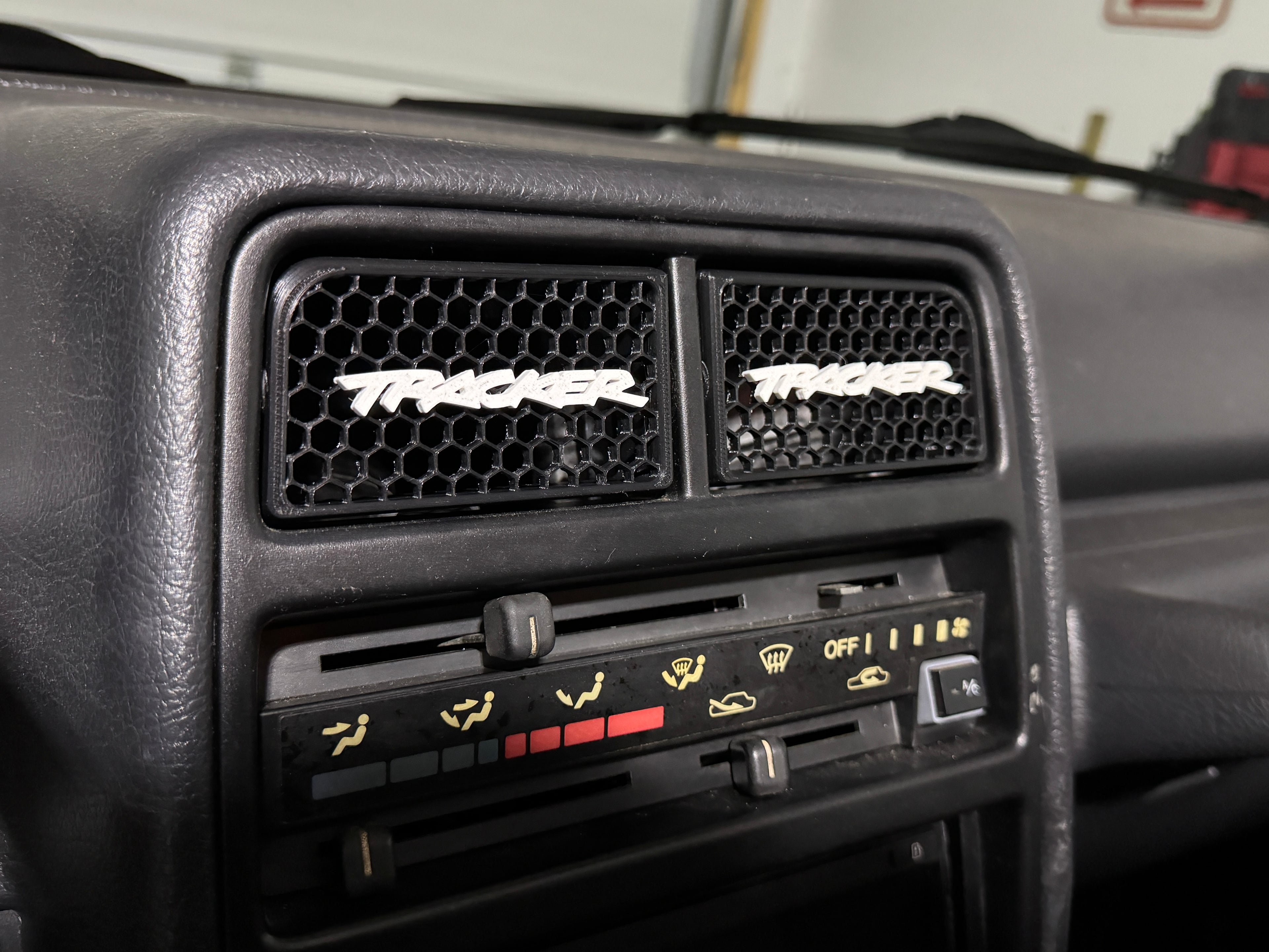 92–95 Geo Tracker Center Vent Kit – “Tracker” Lettering