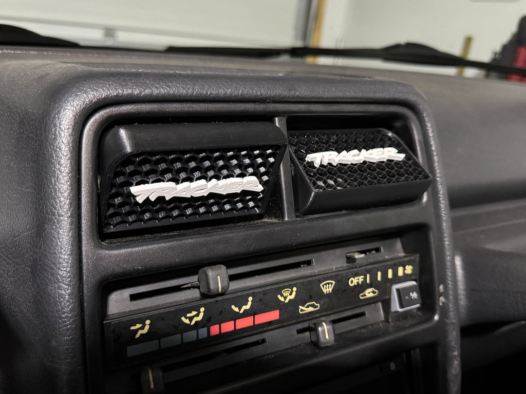 92–95 Geo Tracker Center Vent Kit – “Tracker” Lettering