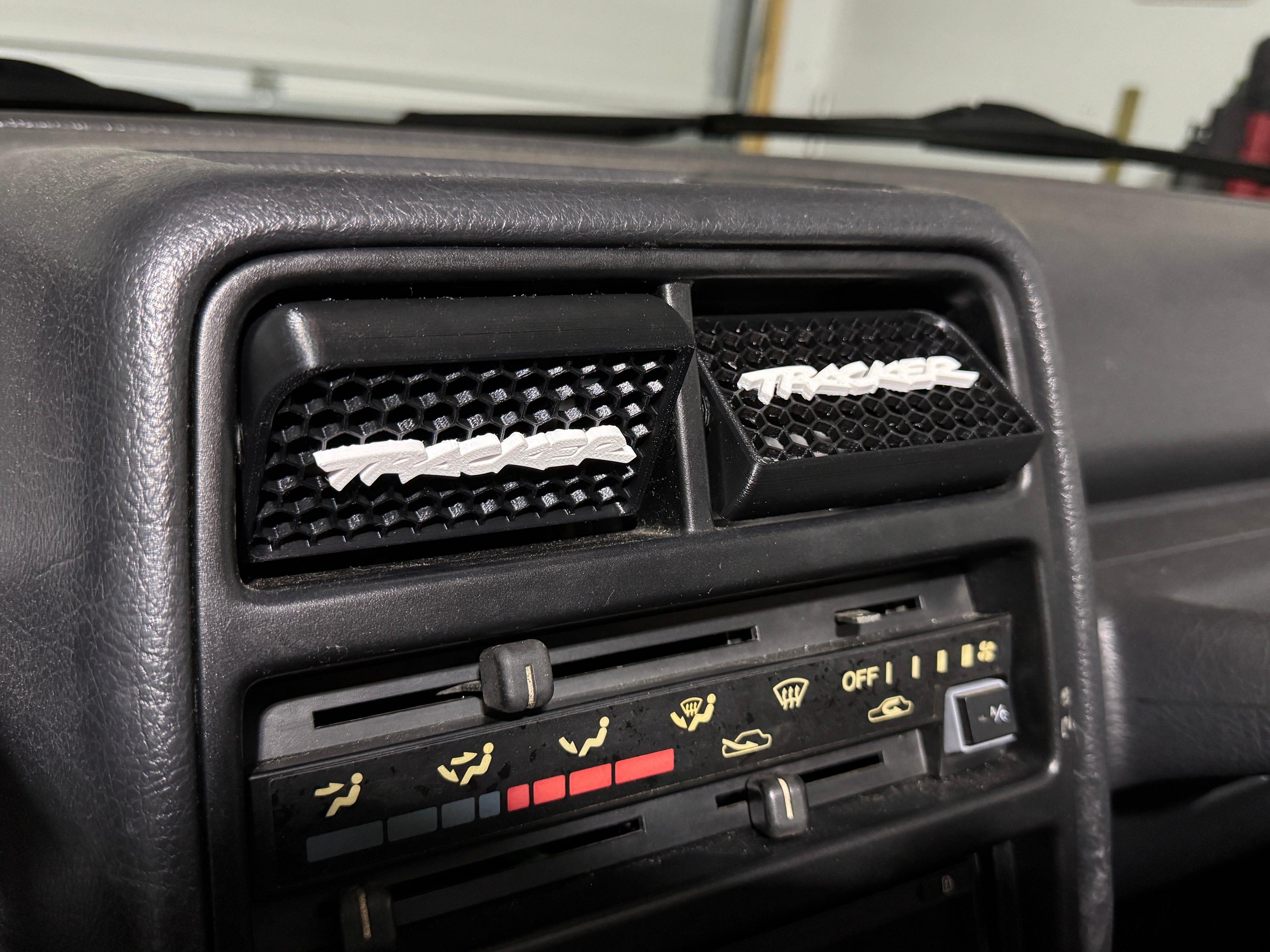 92–95 Geo Tracker Center Vent Kit – “Tracker” Lettering