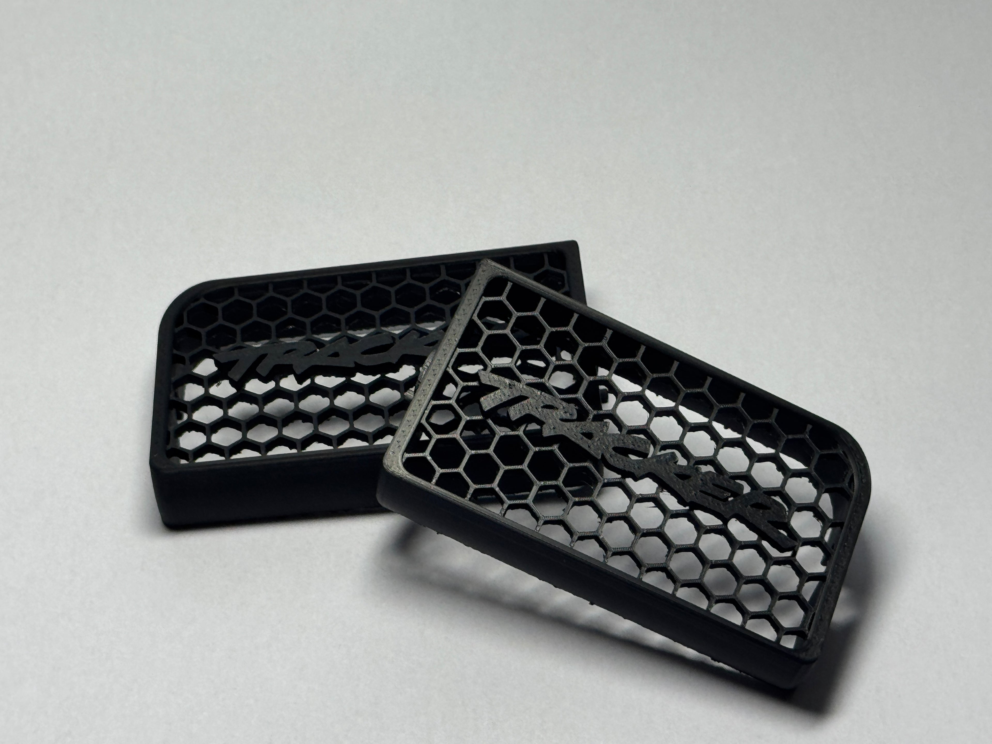 92–95 Geo Tracker Center Vent Kit – “Tracker” Lettering